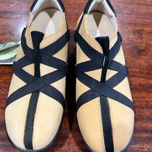 NWT! Gravity Defyer Cream & Black Leather Clogs 8